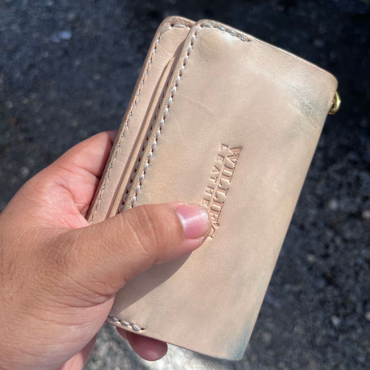 Photo by BiengerZ on October 6, 2025 of the Willie's Handmade Boots Willie's Leathers Lone Rider Wallet in Vegetable-tanned leather Natural.