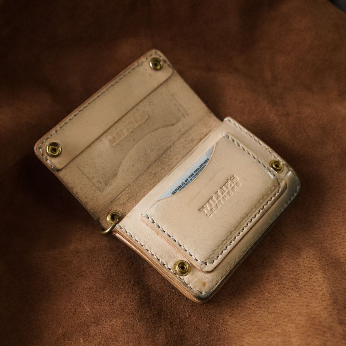 Photo by BiengerZ on November 3, 2025 of the Willie's Handmade Boots Willie's Leathers Lone Rider Wallet in Vegetable-tanned leather Natural.