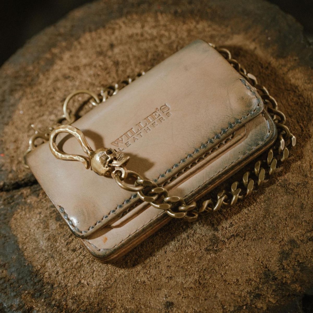 Photo by BiengerZ on December 1, 2025 of the Willie's Handmade Boots Willie's Leathers Lone Rider Wallet in Vegetable-tanned leather Natural.