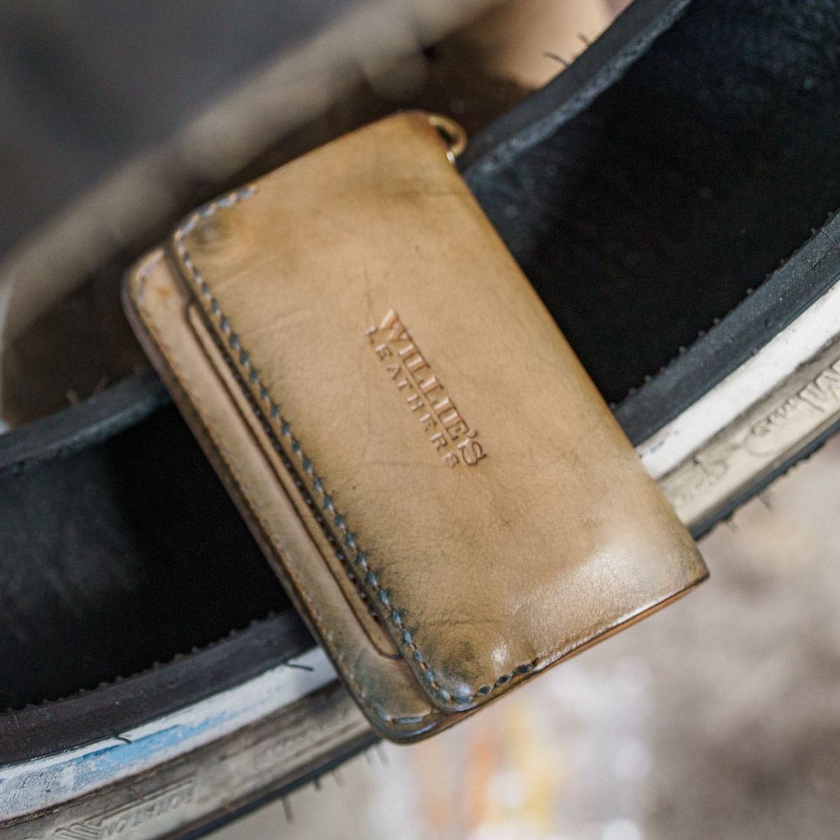 Photo by BiengerZ on February 2, 2026 of the Willie's Handmade Boots Willie's Leathers Lone Rider Wallet in Vegetable-tanned leather Natural.