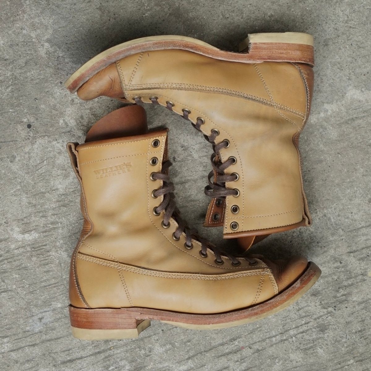 Photo by BiengerZ on November 4, 2024 of the Willie's Handmade Boots Monkey Boot in Horween Natural Latigo & Latigo GBS – Light Natural.