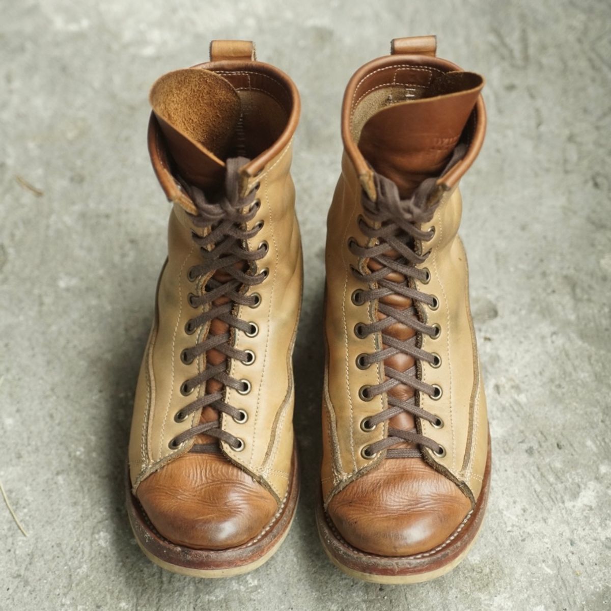 Photo by BiengerZ on December 2, 2024 of the Willie's Handmade Boots Monkey Boot in Horween Natural Latigo & Latigo GBS – Light Natural.