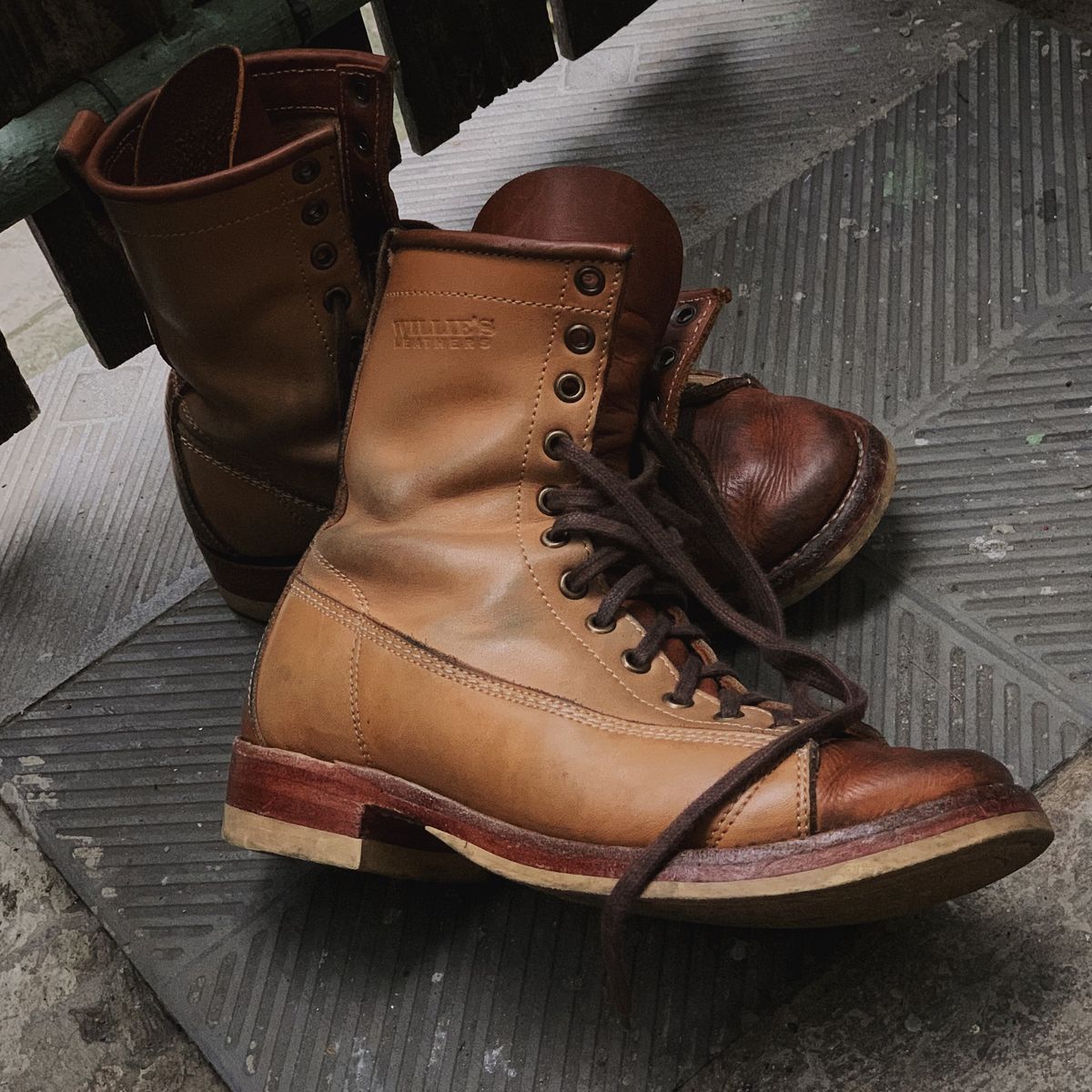 Photo by BiengerZ on December 9, 2024 of the Willie's Handmade Boots Monkey Boot in Horween Natural Latigo & Latigo GBS – Light Natural.