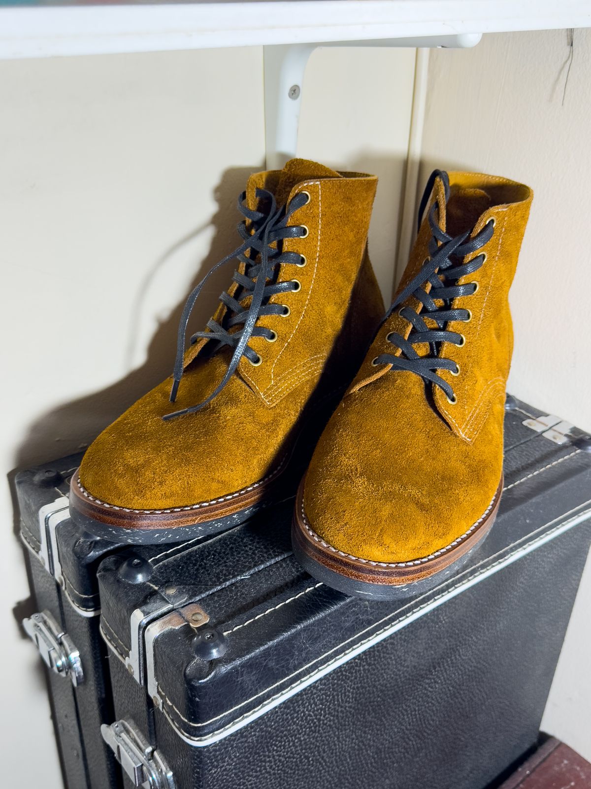 Photo by decay on April 17, 2026 of the Junkard SC Boondocker in Mahogany Rough Out.