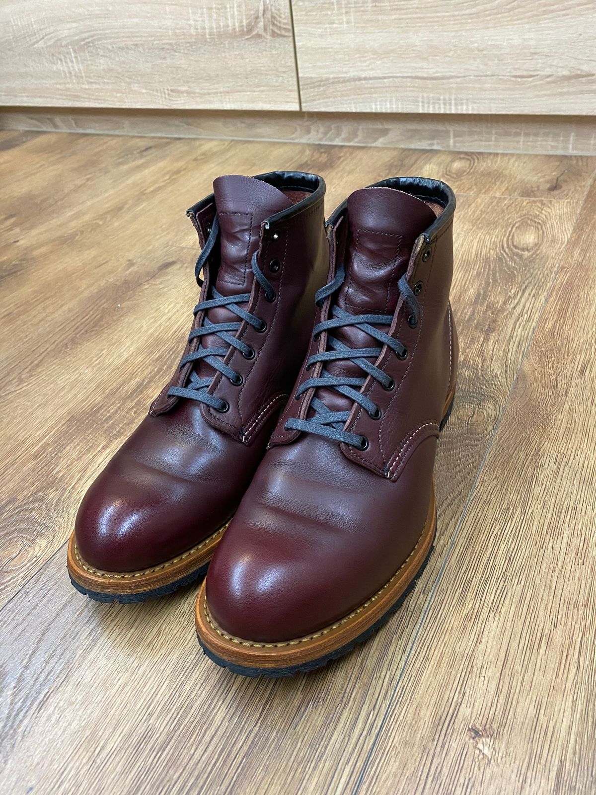 Photo by kevin on January 15, 2025 of the Red Wing Beckman in S.B. Foot Black Cherry Featherstone.