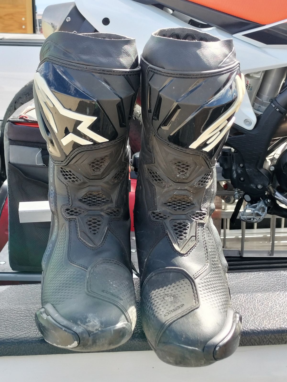 Photo by StuntTriple on September 21, 2025 of the Alpinestars Supertech R in Microfiber.