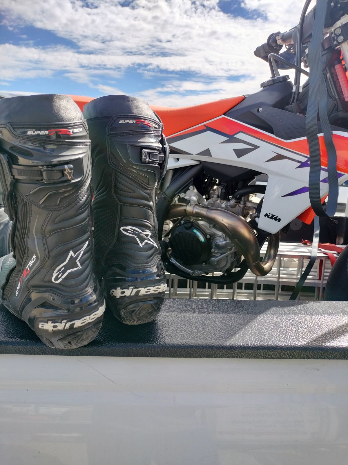 Photo by StuntTriple on September 21, 2025 of the Alpinestars Supertech R in Microfiber.