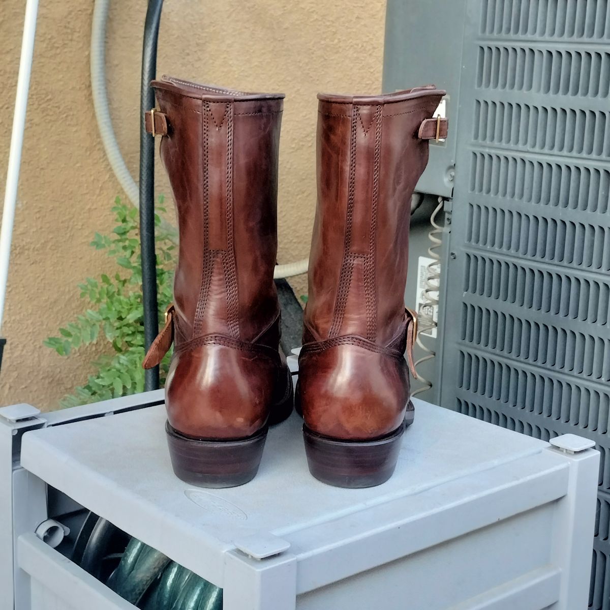Photo by StuntTriple on October 1, 2025 of the Quan Shoemaker Engineer in Maryam Walnut TPR Horsebutt.