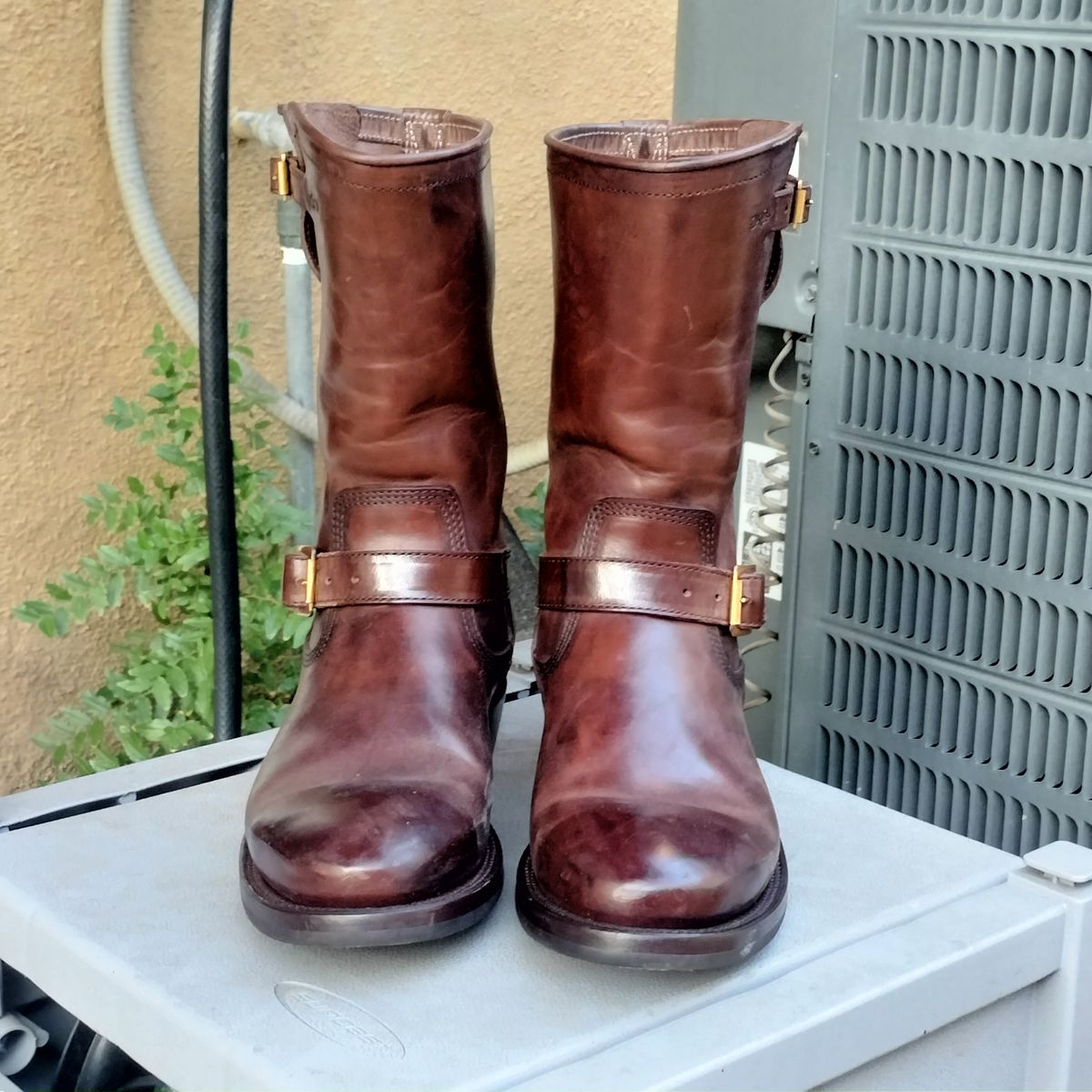Photo by StuntTriple on October 1, 2025 of the Quan Shoemaker Engineer in Maryam Walnut TPR Horsebutt.