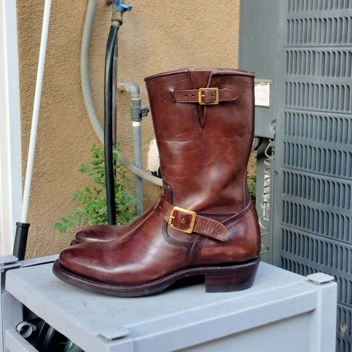 Photo by StuntTriple on October 1, 2025 of the Quan Shoemaker Engineer in Maryam Walnut TPR Horsebutt.