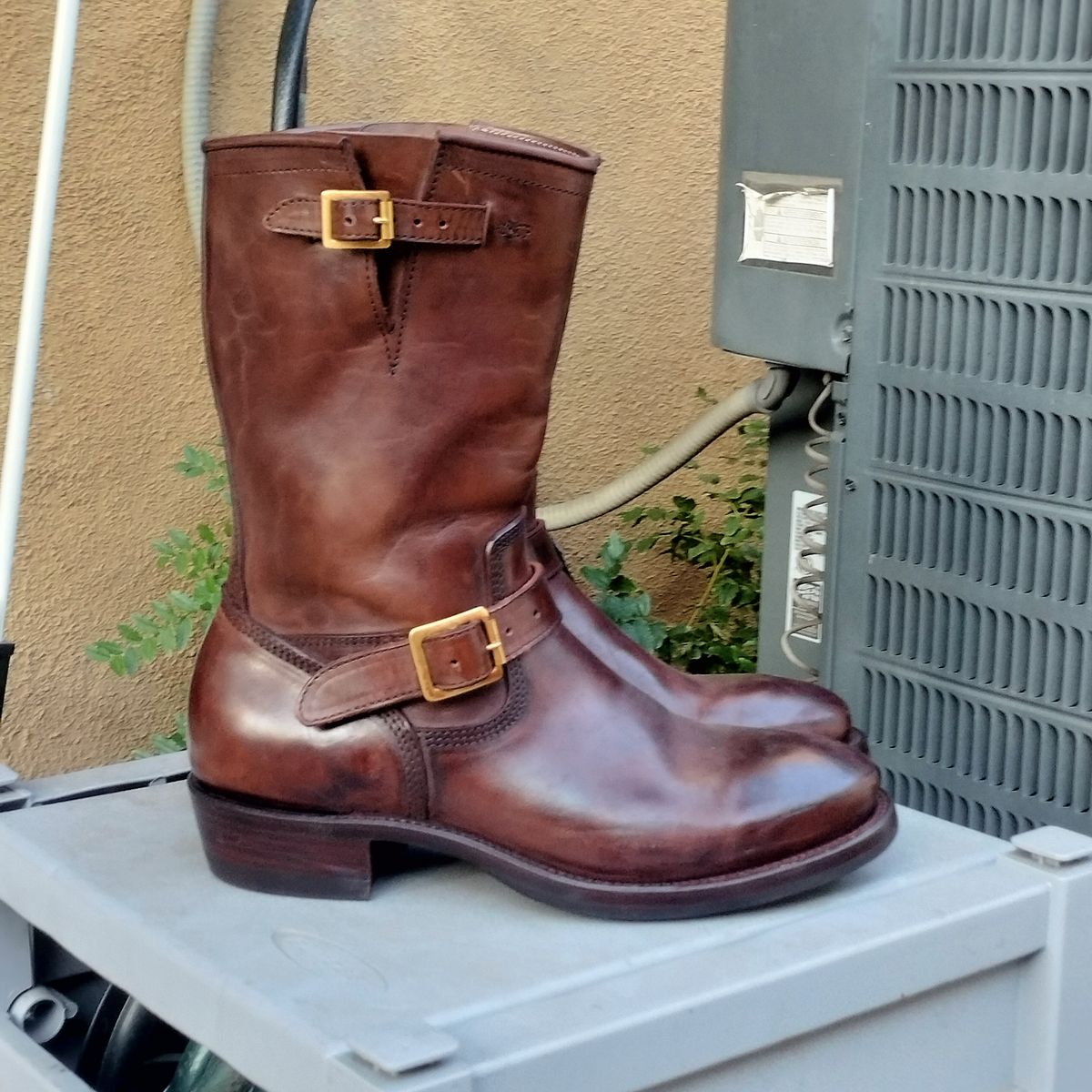 Photo by StuntTriple on October 1, 2025 of the Quan Shoemaker Engineer in Maryam Walnut TPR Horsebutt.