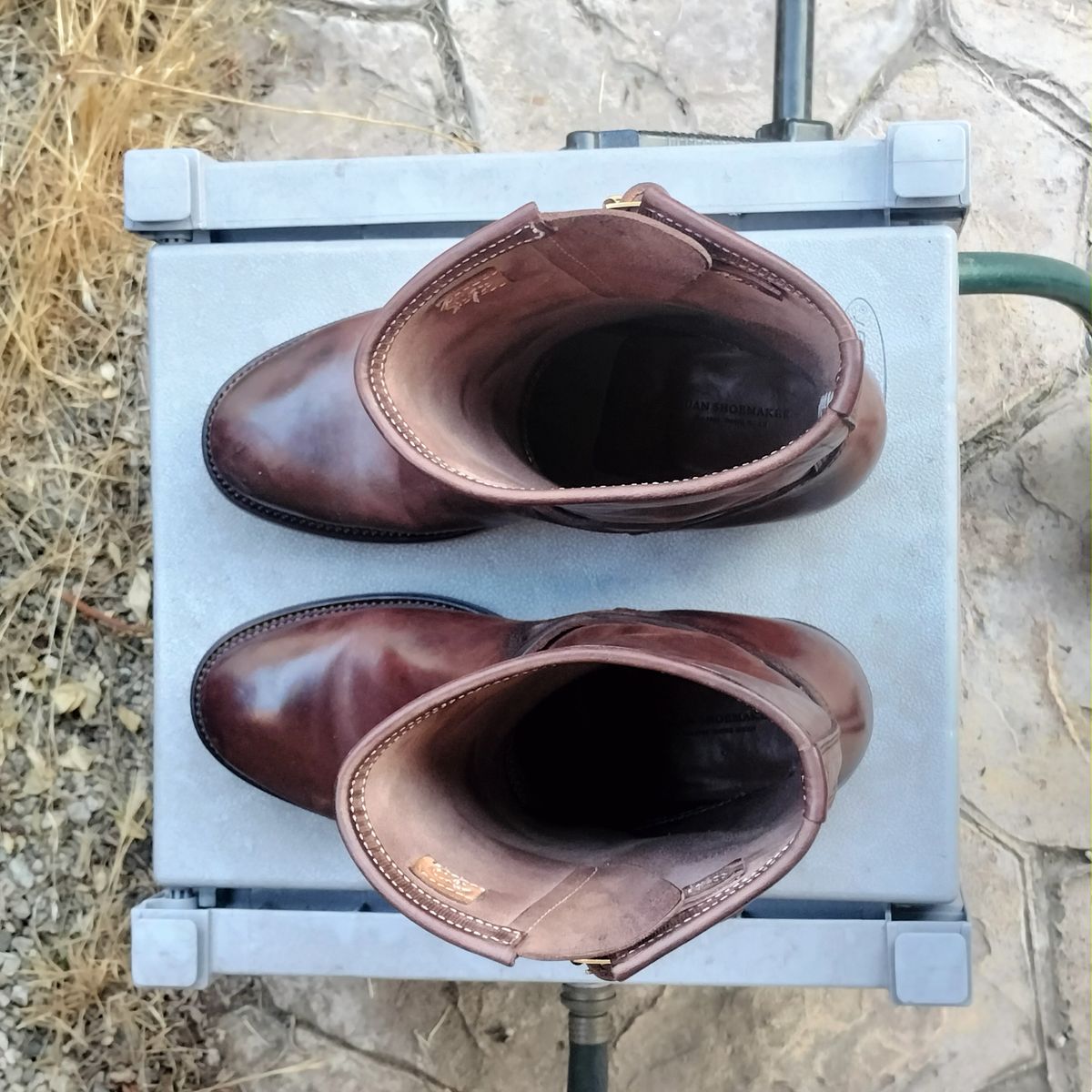 Photo by StuntTriple on October 1, 2025 of the Quan Shoemaker Engineer in Maryam Walnut TPR Horsebutt.