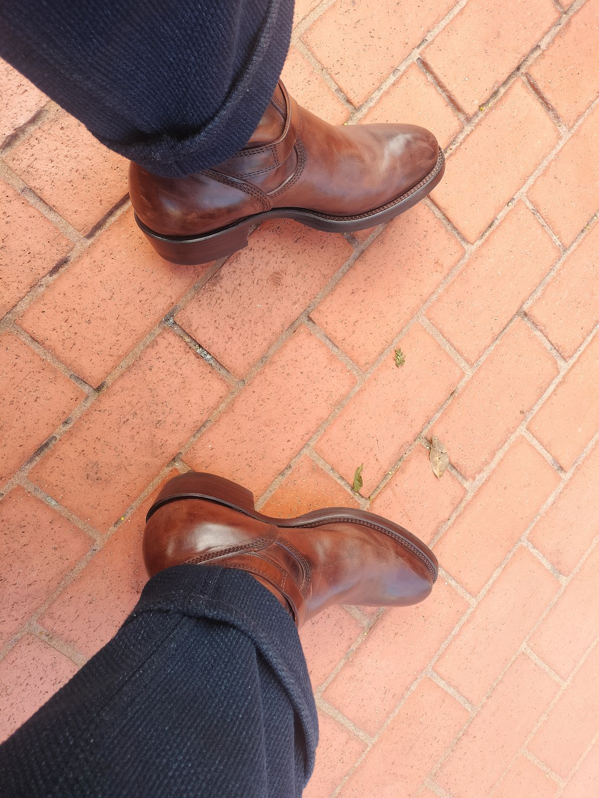 Photo by StuntTriple on October 12, 2025 of the Quan Shoemaker Engineer in Maryam Walnut TPR Horsebutt.