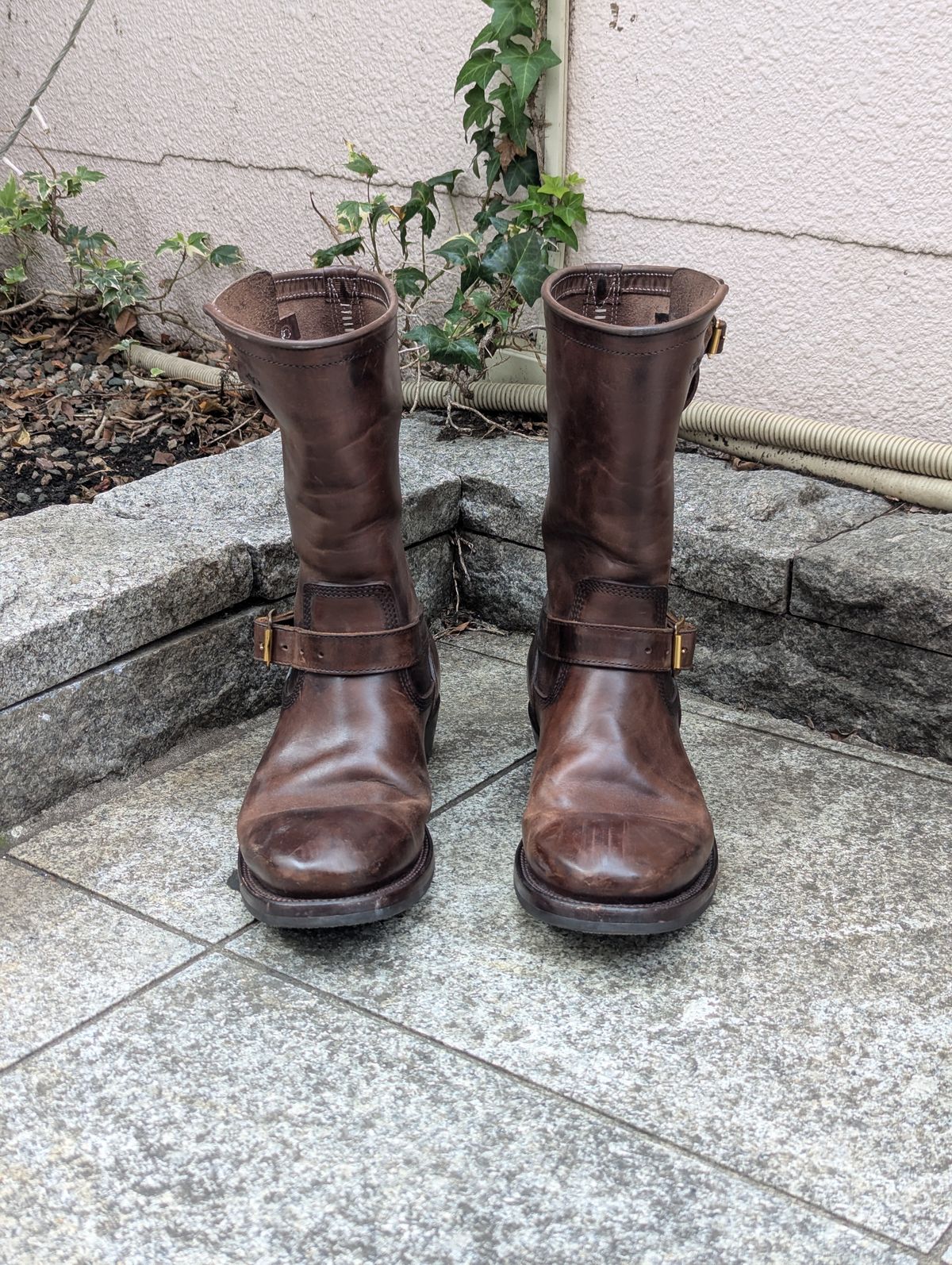 Photo by StuntTriple on November 2, 2025 of the Quan Shoemaker Engineer in Maryam Walnut TPR Horsebutt.