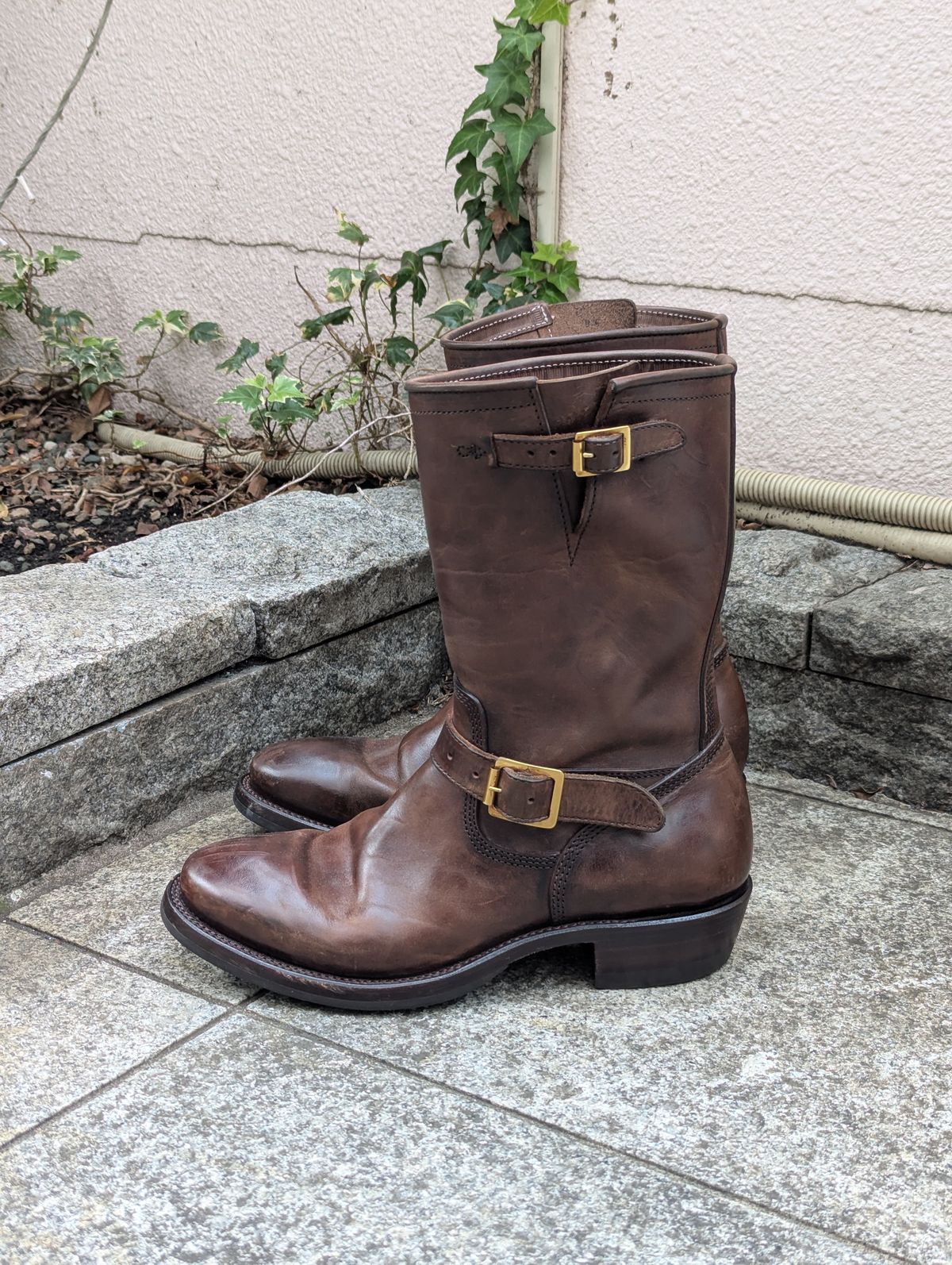 Photo by StuntTriple on November 2, 2025 of the Quan Shoemaker Engineer in Maryam Walnut TPR Horsebutt.