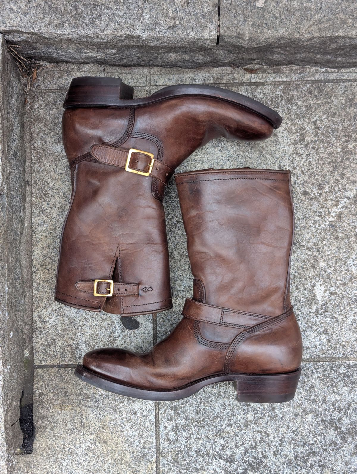 Photo by StuntTriple on November 2, 2025 of the Quan Shoemaker Engineer in Maryam Walnut TPR Horsebutt.