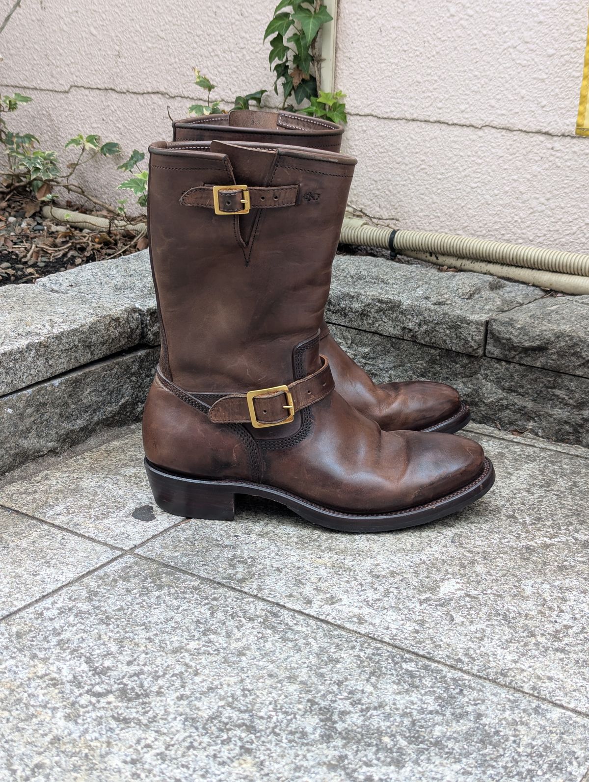 Photo by StuntTriple on November 2, 2025 of the Quan Shoemaker Engineer in Maryam Walnut TPR Horsebutt.