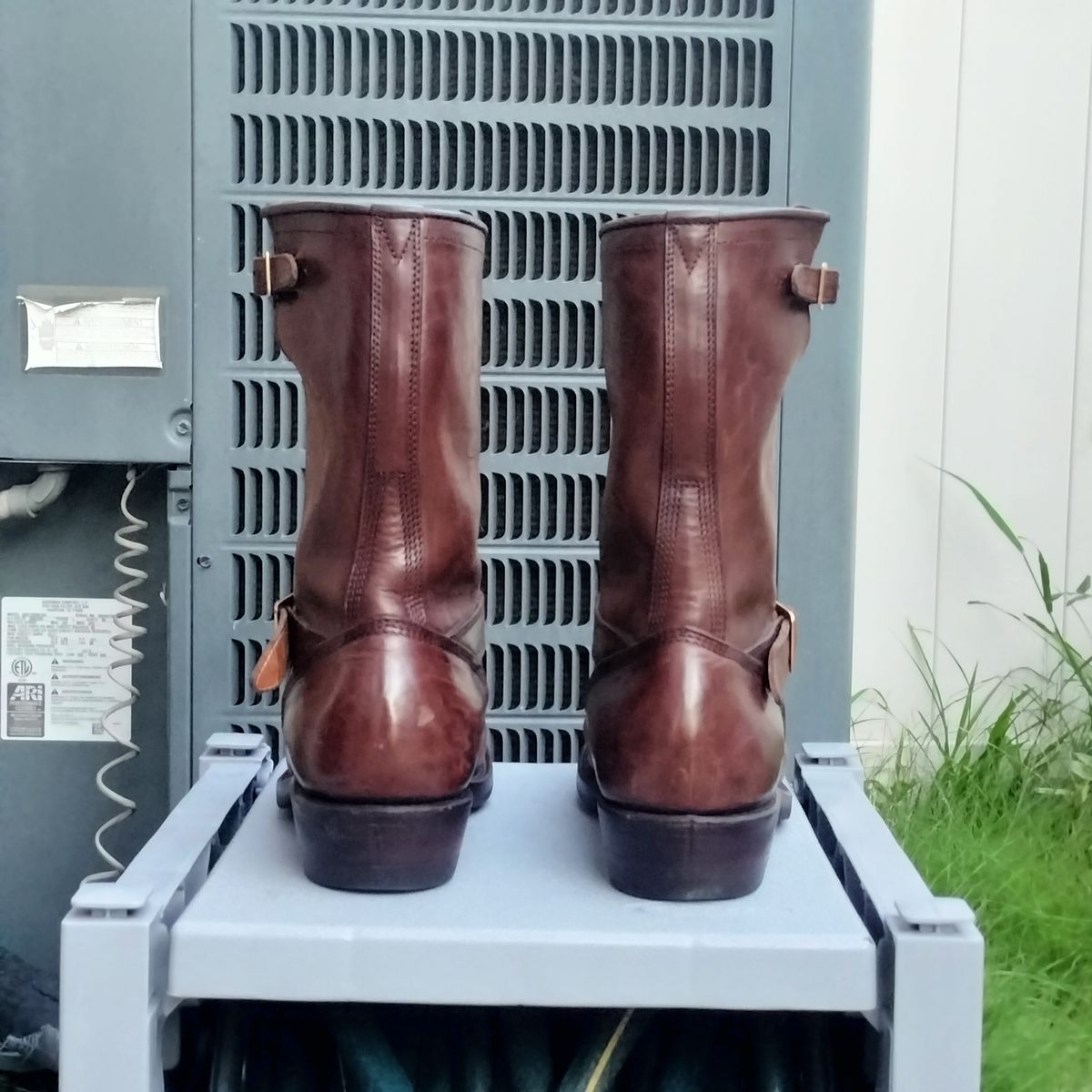 Photo by StuntTriple on December 2, 2025 of the Quan Shoemaker Engineer in Maryam Walnut TPR Horsebutt.