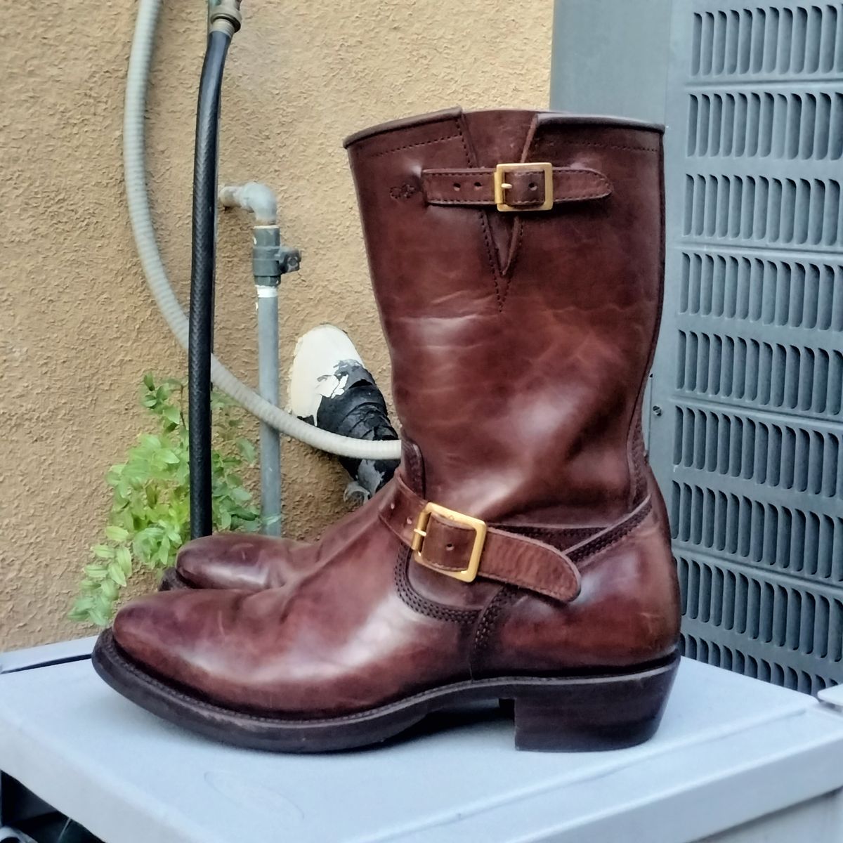 Photo by StuntTriple on December 2, 2025 of the Quan Shoemaker Engineer in Maryam Walnut TPR Horsebutt.