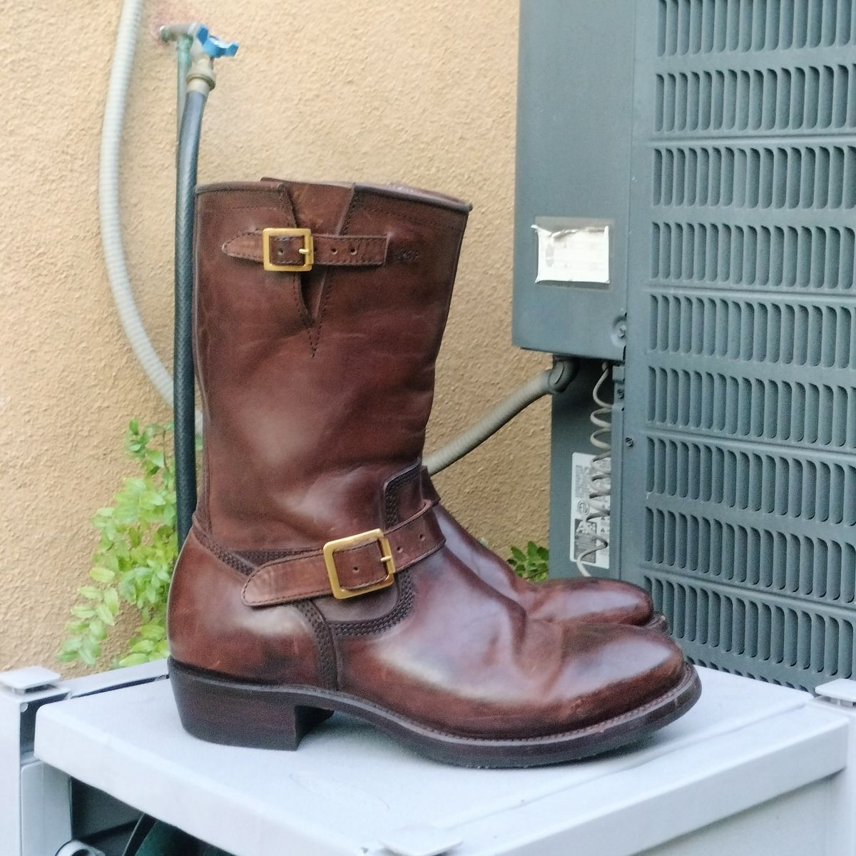 Photo by StuntTriple on December 2, 2025 of the Quan Shoemaker Engineer in Maryam Walnut TPR Horsebutt.