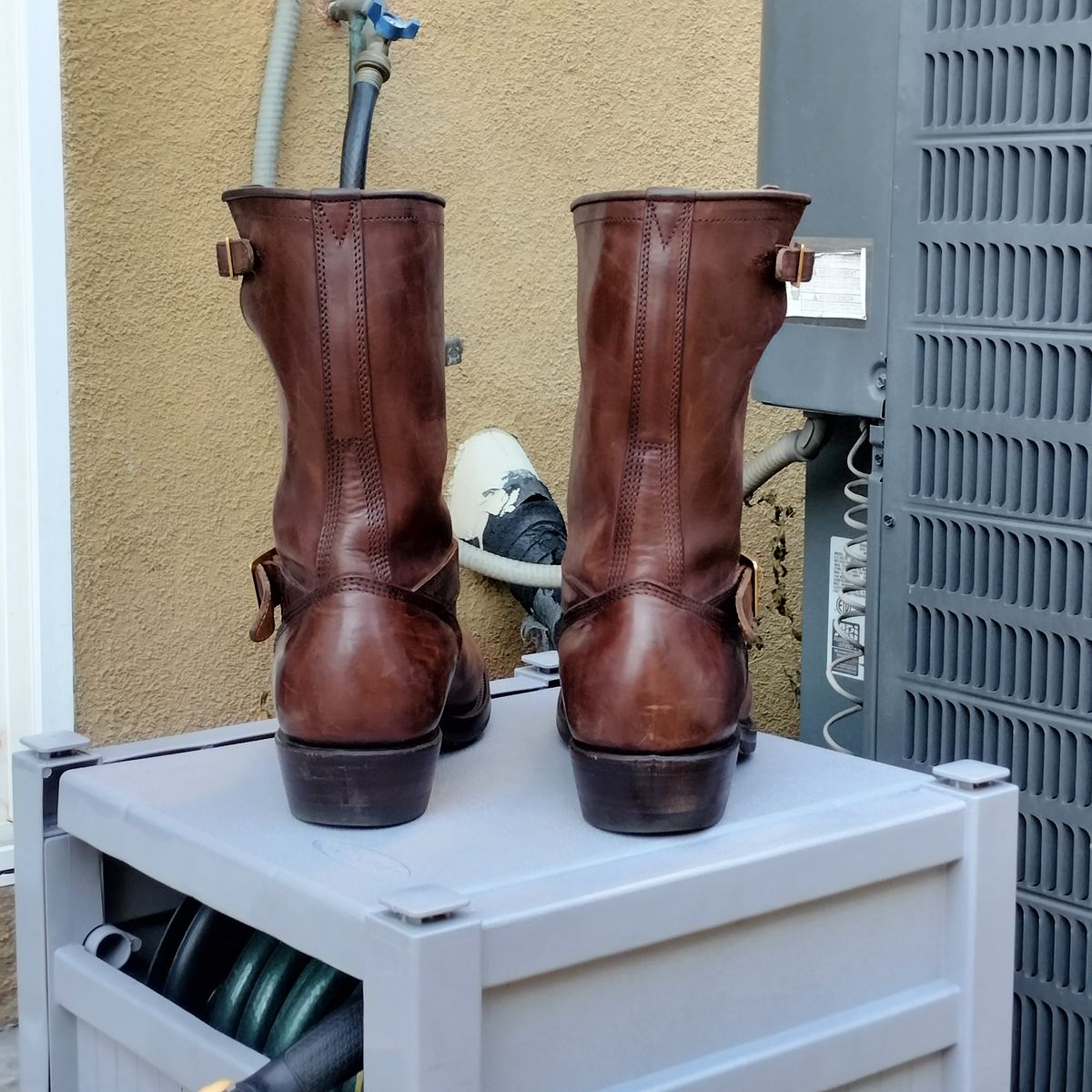 Photo by StuntTriple on December 29, 2025 of the Quan Shoemaker Engineer in Maryam Walnut TPR Horsebutt.