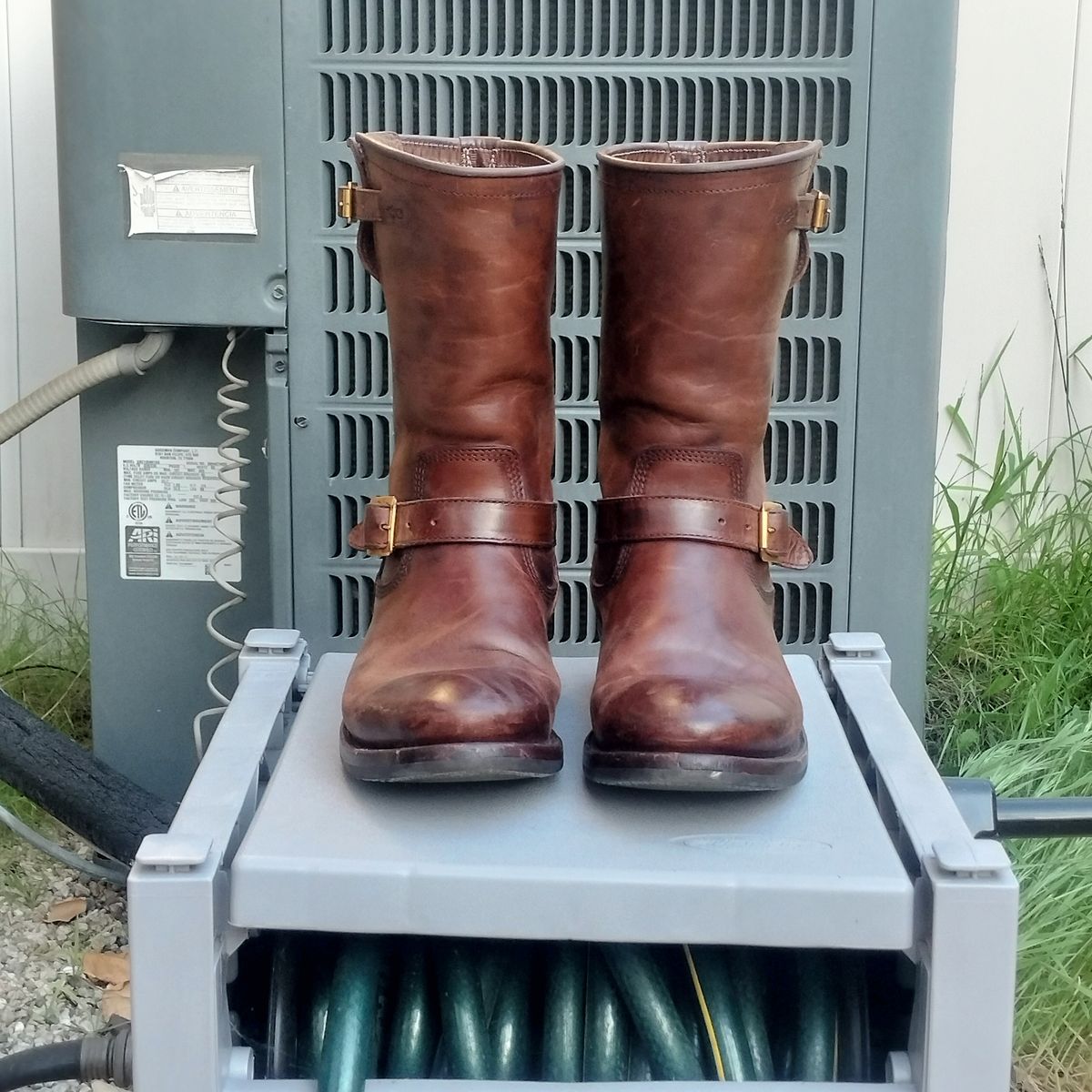 Photo by StuntTriple on February 2, 2026 of the Quan Shoemaker Engineer in Maryam Walnut TPR Horsebutt.