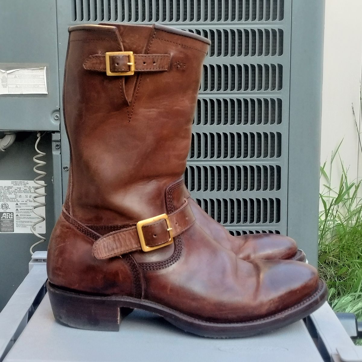 Photo by StuntTriple on February 2, 2026 of the Quan Shoemaker Engineer in Maryam Walnut TPR Horsebutt.