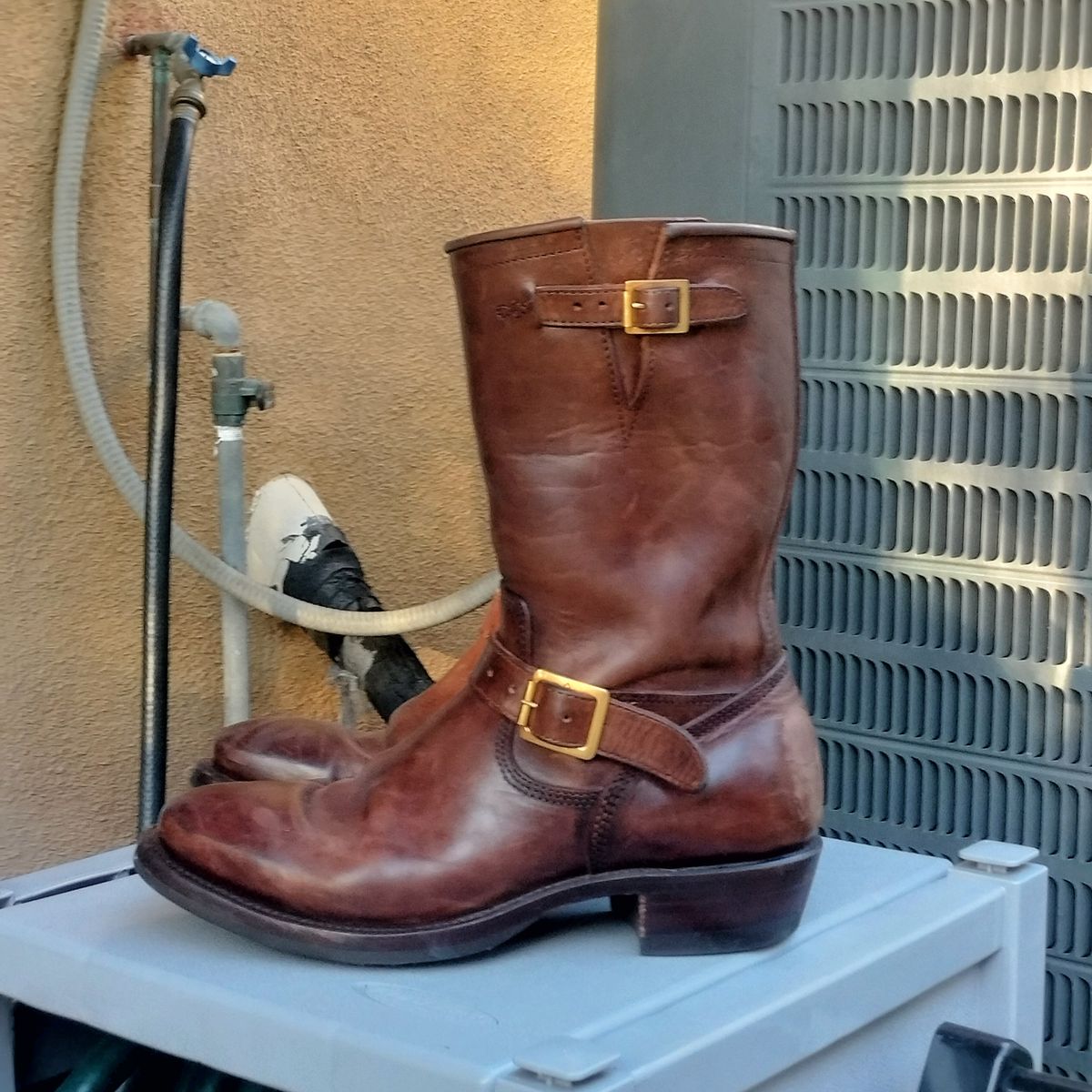 Photo by StuntTriple on March 3, 2026 of the Quan Shoemaker Engineer in Maryam Walnut TPR Horsebutt.