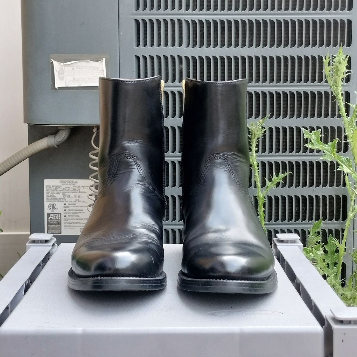 Photo by StuntTriple on April 25, 2026 of the Grant Stone Grant Stone / Elias Side-Zip in Horween Black Chromexcel.