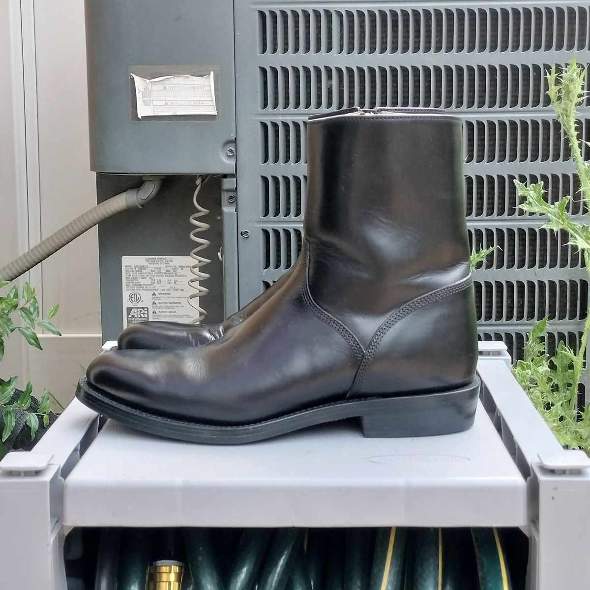 Photo by StuntTriple on April 25, 2026 of the Grant Stone Grant Stone / Elias Side-Zip in Horween Black Chromexcel.