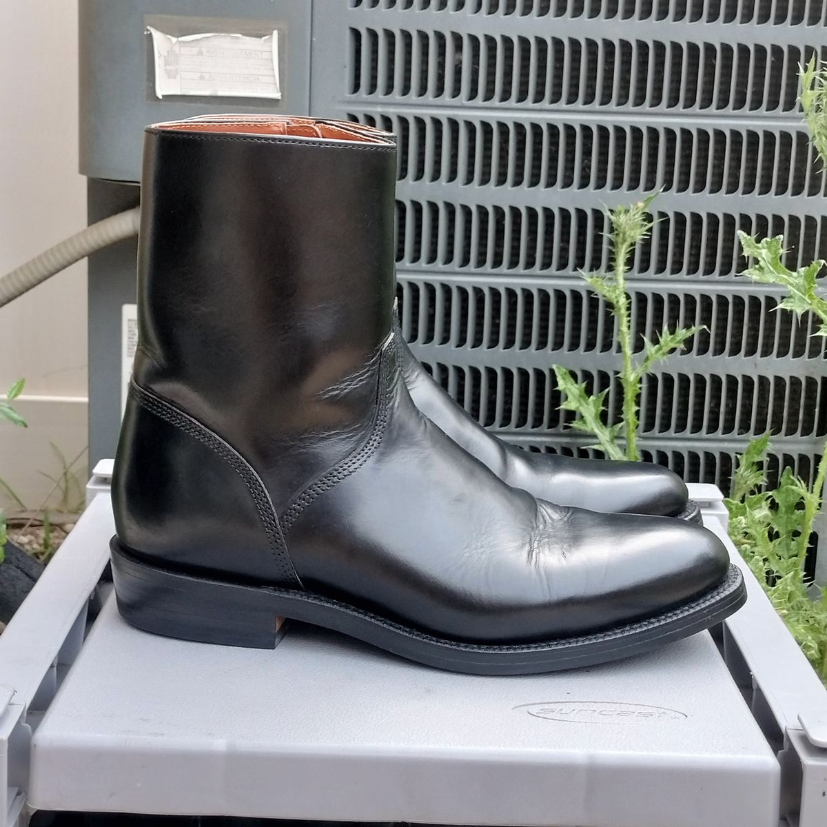 Photo by StuntTriple on April 25, 2026 of the Grant Stone Grant Stone / Elias Side-Zip in Horween Black Chromexcel.