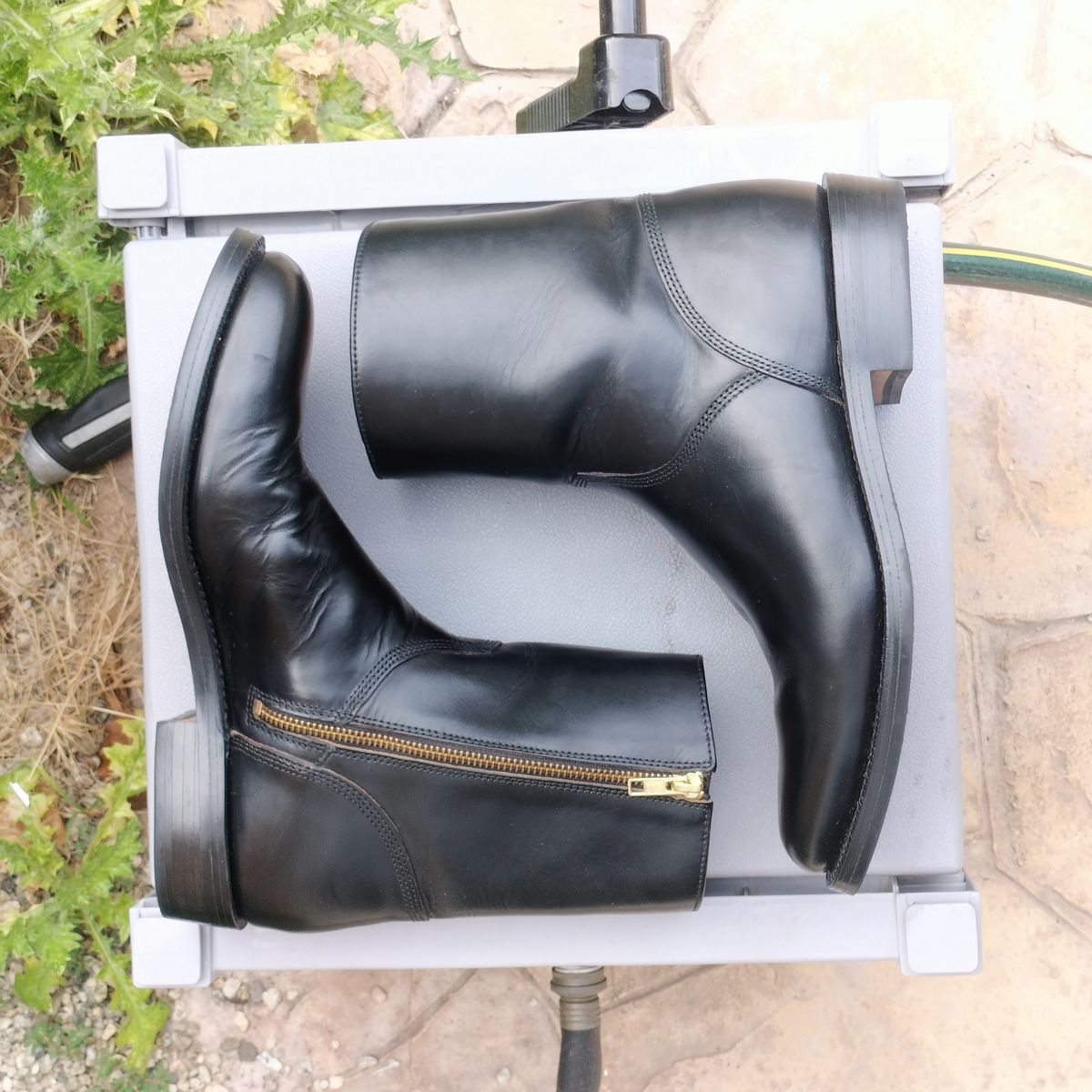 Photo by StuntTriple on April 25, 2026 of the Grant Stone Grant Stone / Elias Side-Zip in Horween Black Chromexcel.