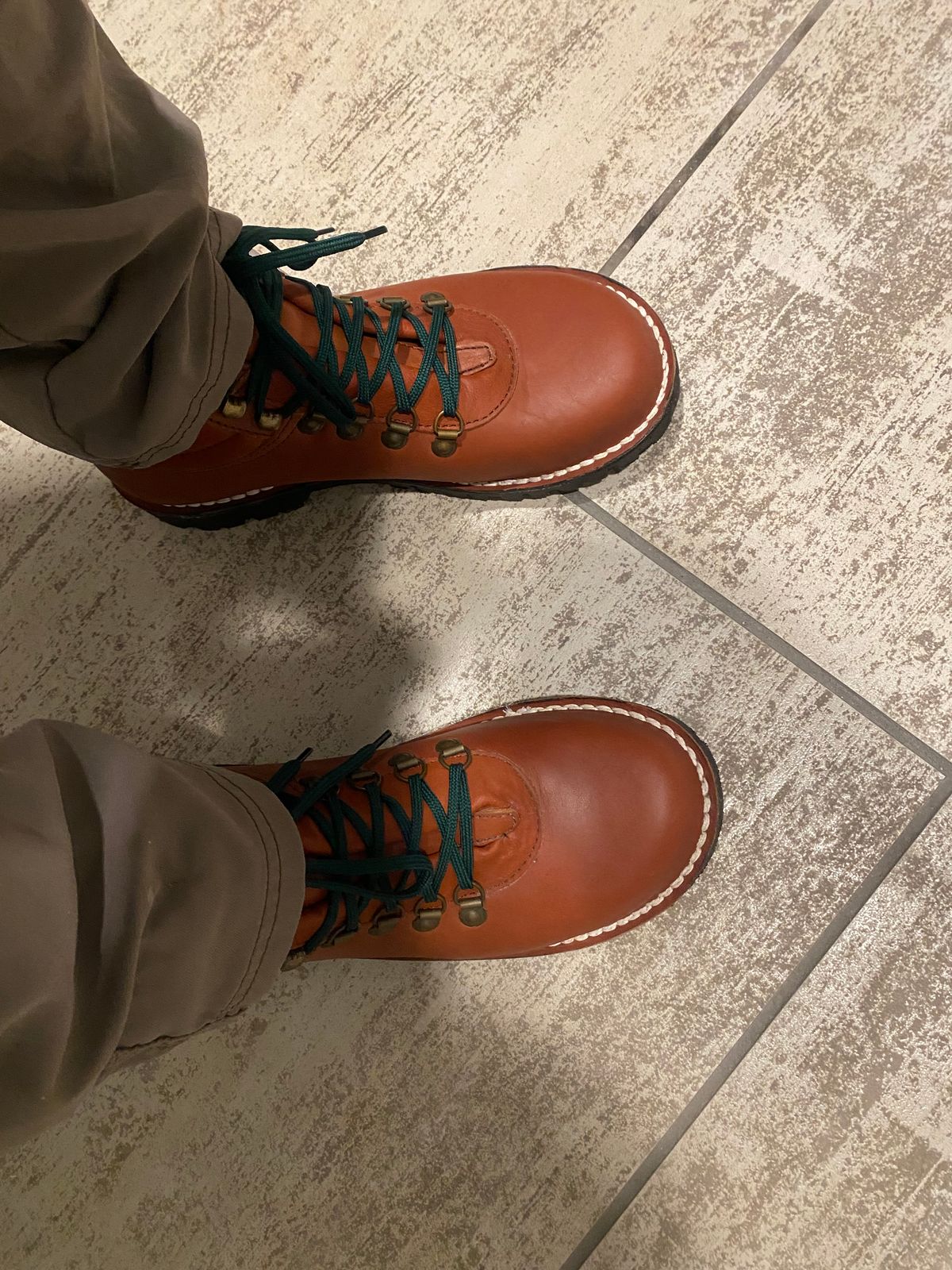 Photo by lolo99 on December 30, 2024 of the Jim Green Razorback in Tan Full Grain.