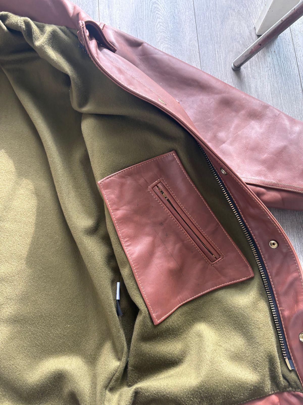 Photo by Eviejr on October 1, 2025 of the Heat Starps Leather Patriot Jacket in 1964 Brown.