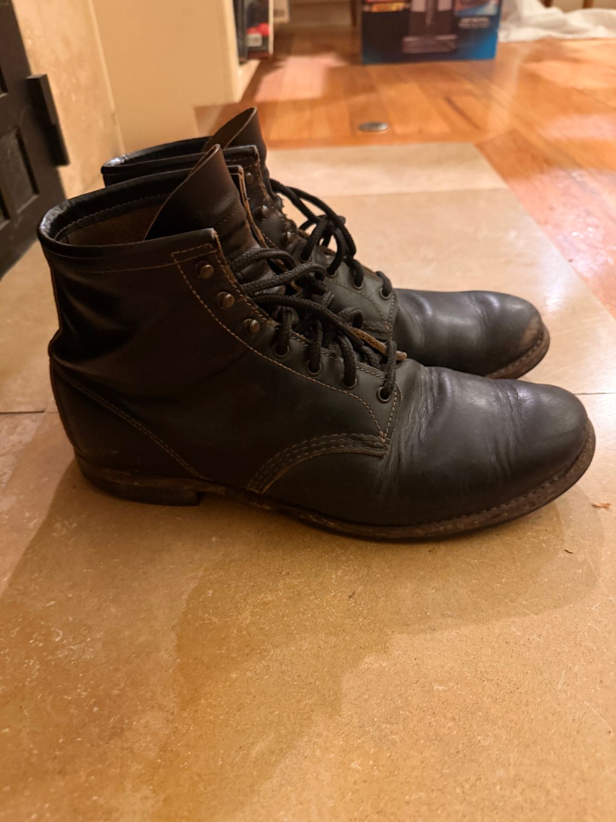 Photo by PastaKing on December 6, 2025 of the Red Wing Beckman Flatbox in S.B. Foot Black Klondike.