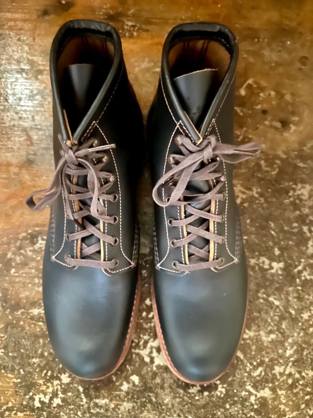 Photo by PastaKing on October 1, 2024 of the Red Wing Beckman Flatbox in S.B. Foot Black Klondike.