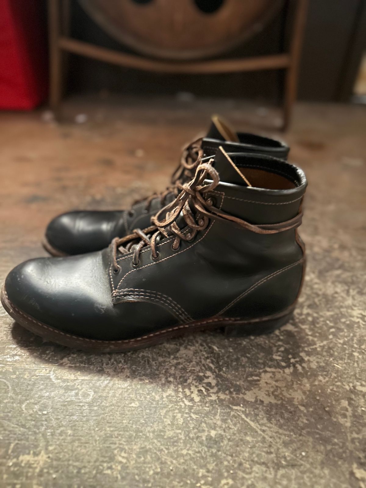 Photo by PastaKing on November 5, 2024 of the Red Wing Beckman Flatbox in S.B. Foot Black Klondike.