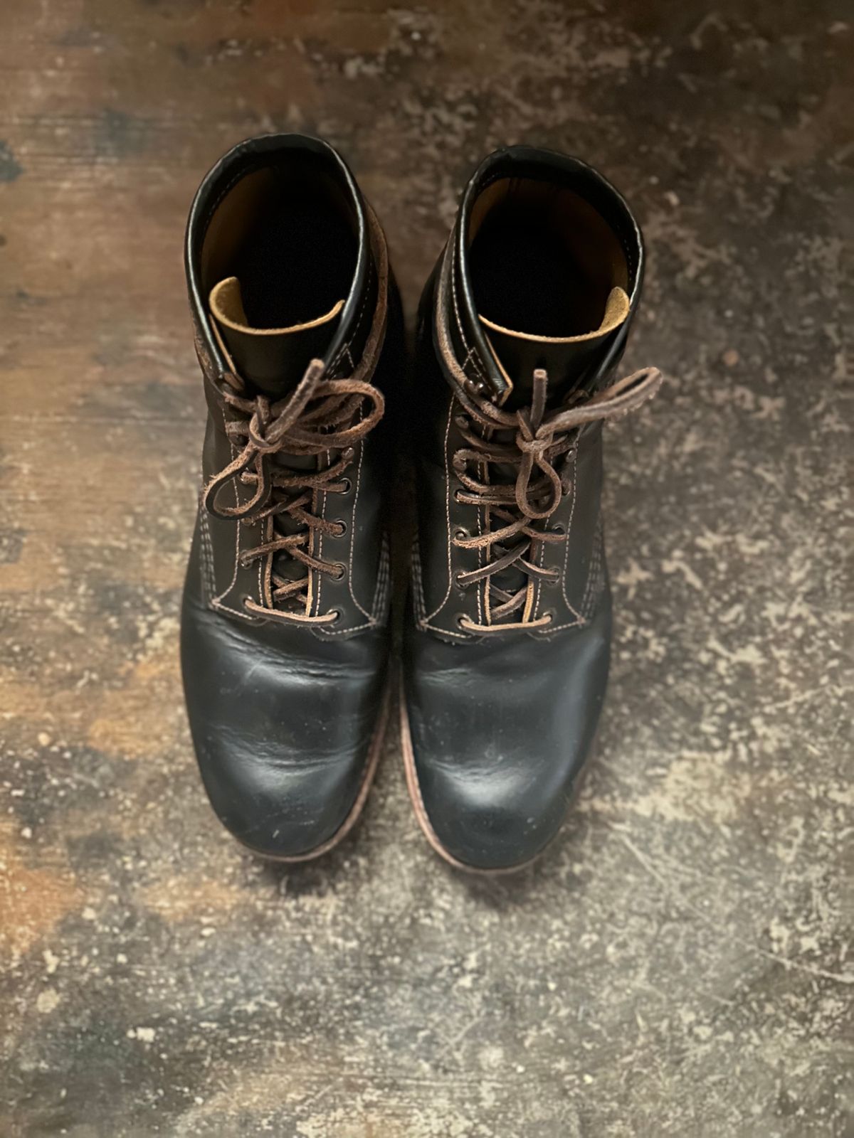 Photo by PastaKing on November 5, 2024 of the Red Wing Beckman Flatbox in S.B. Foot Black Klondike.