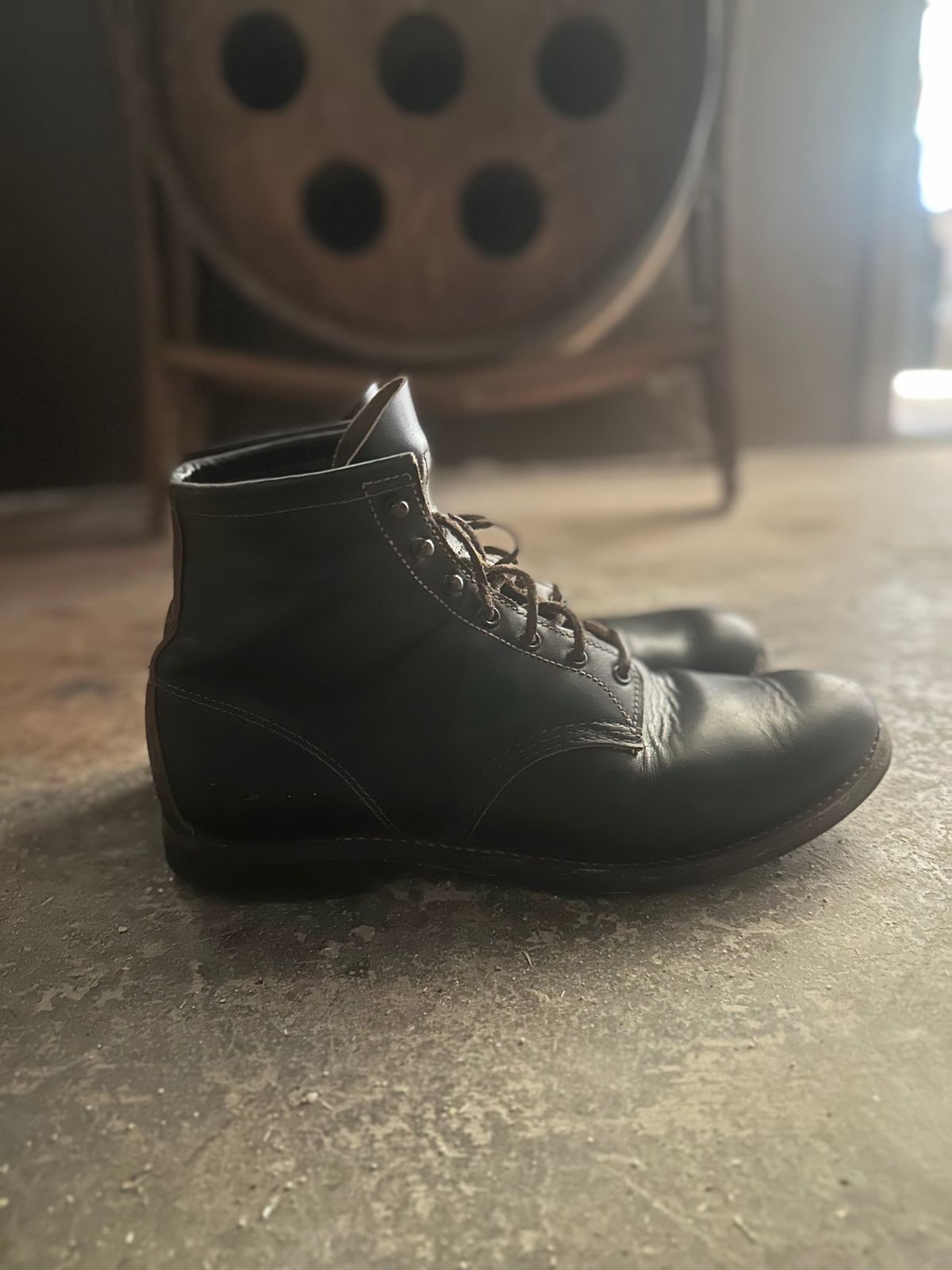 Photo by PastaKing on January 5, 2025 of the Red Wing Beckman Flatbox in S.B. Foot Black Klondike.