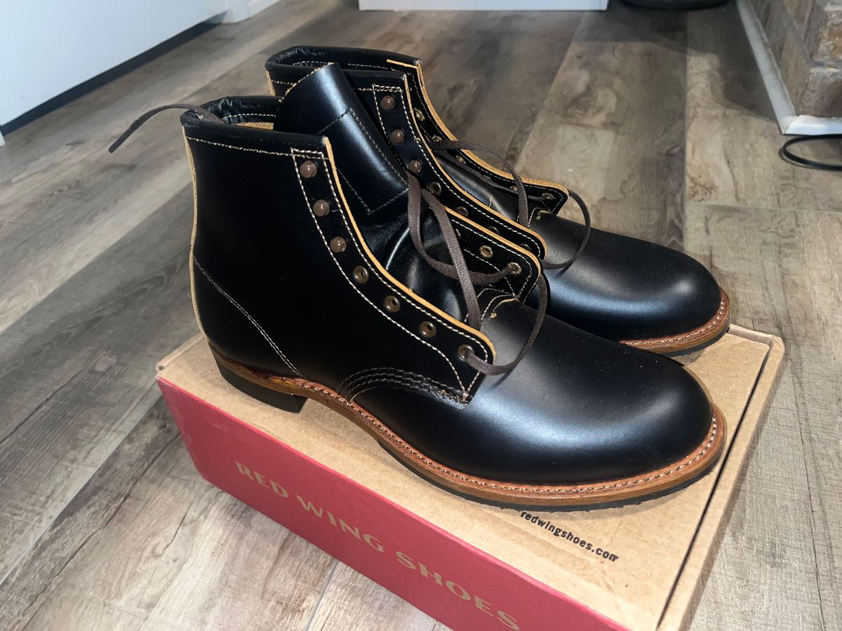 Photo by grimmnir2024 on October 9, 2024 of the Red Wing Beckman Flatbox in S.B. Foot Black Klondike.