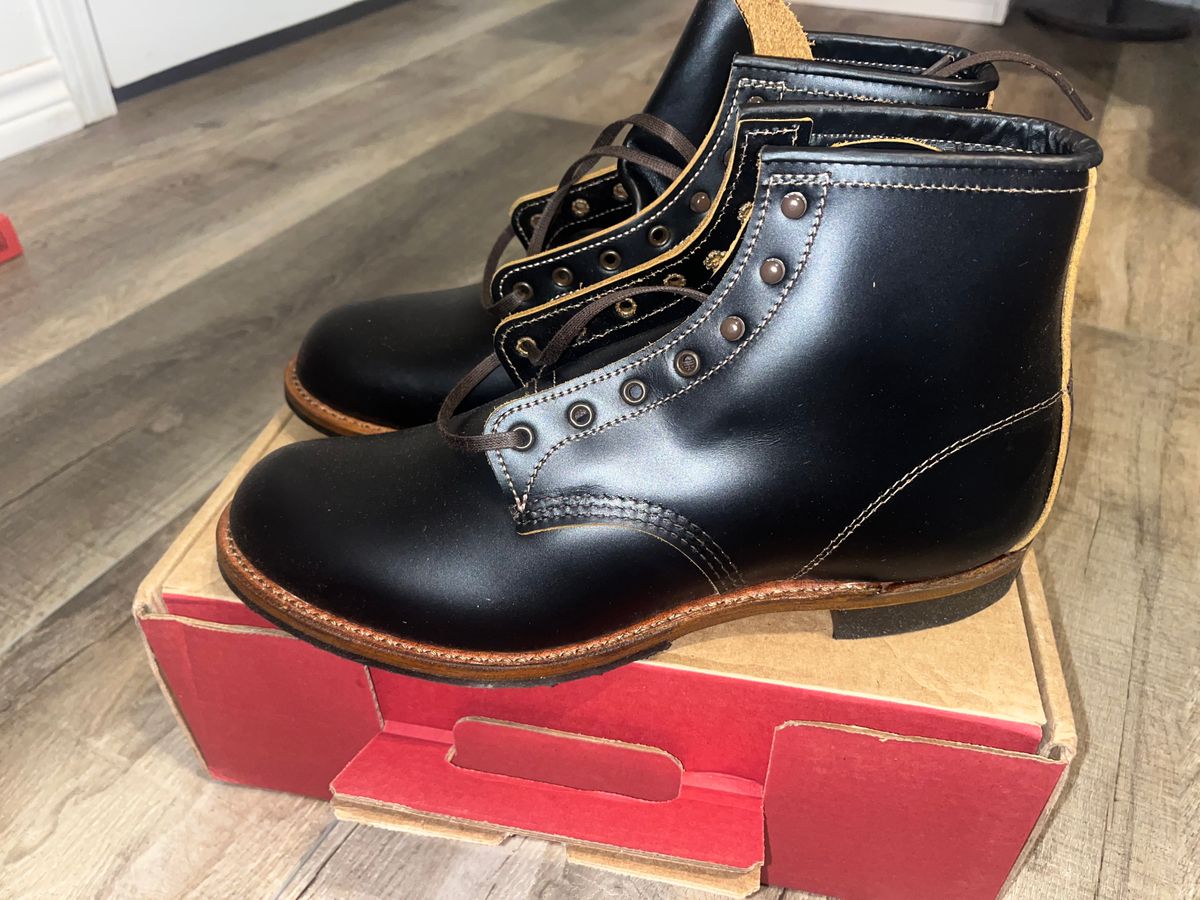 Photo by grimmnir2024 on October 9, 2024 of the Red Wing Beckman Flatbox in S.B. Foot Black Klondike.