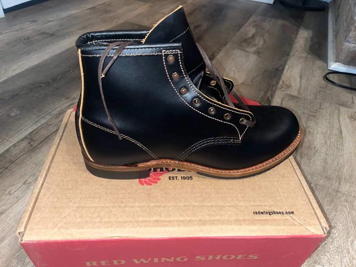 Photo by grimmnir2024 on October 9, 2024 of the Red Wing Beckman Flatbox in S.B. Foot Black Klondike.