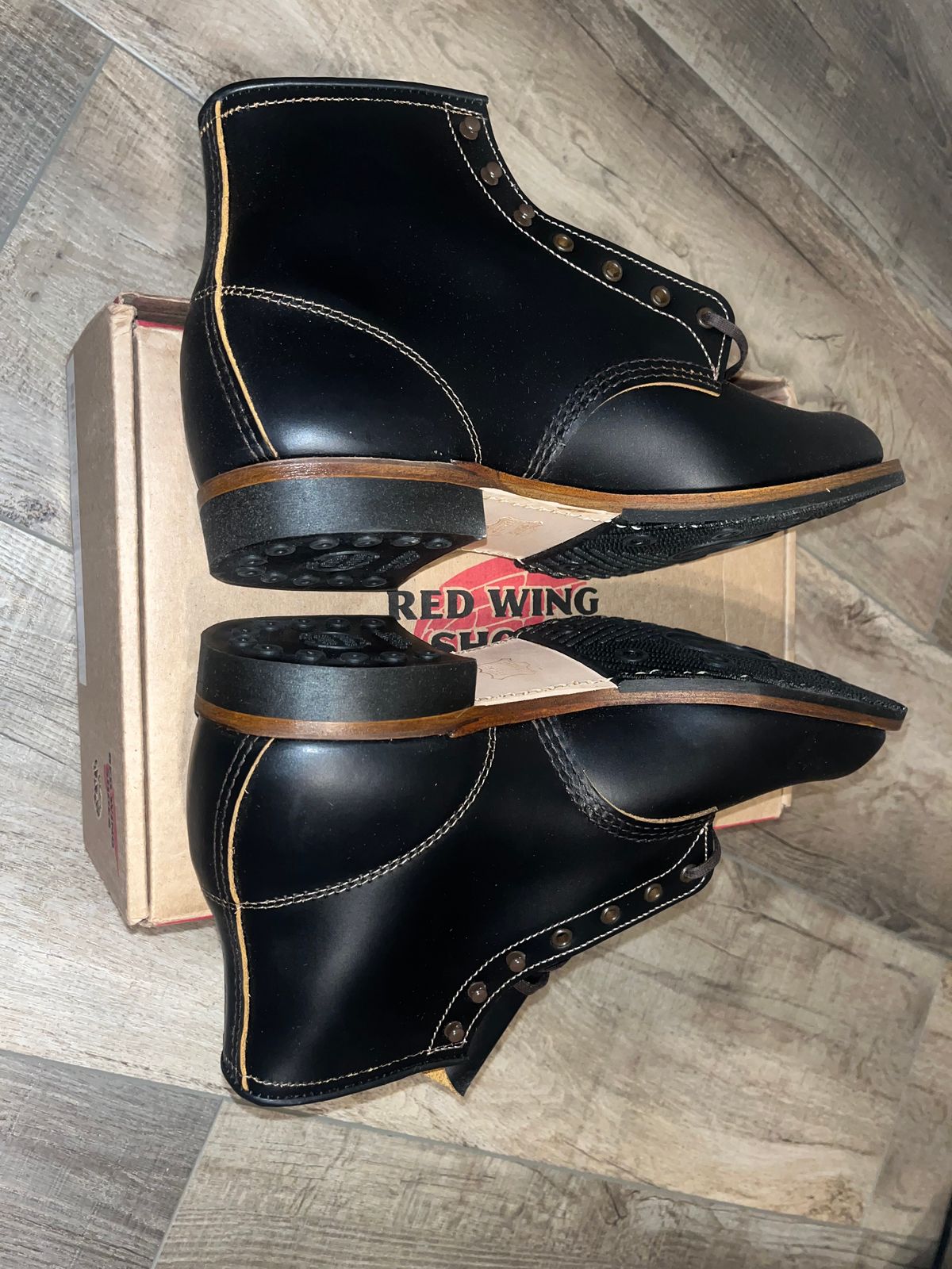 Photo by grimmnir2024 on October 9, 2024 of the Red Wing Beckman Flatbox in S.B. Foot Black Klondike.
