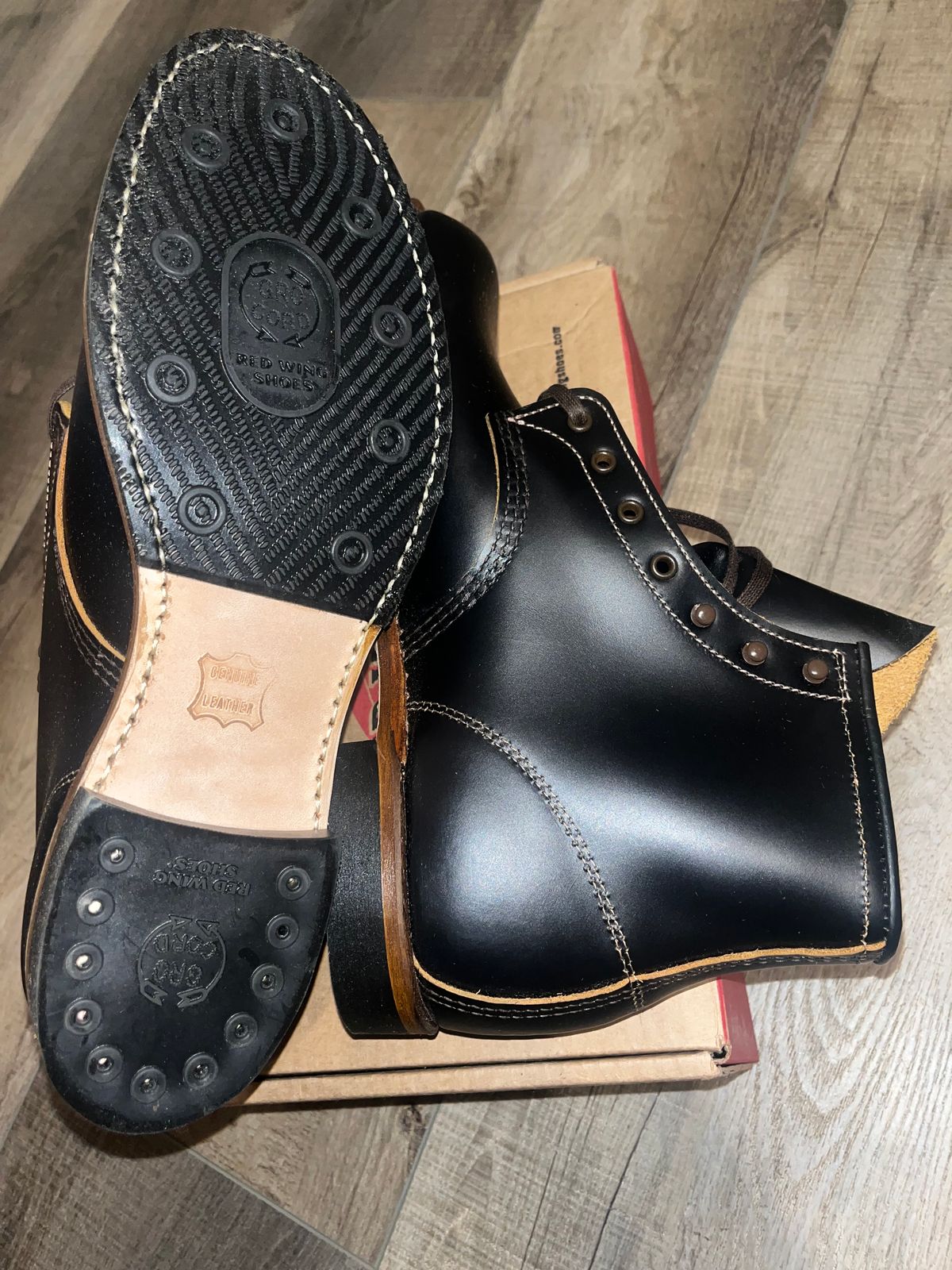 Photo by grimmnir2024 on October 9, 2024 of the Red Wing Beckman Flatbox in S.B. Foot Black Klondike.