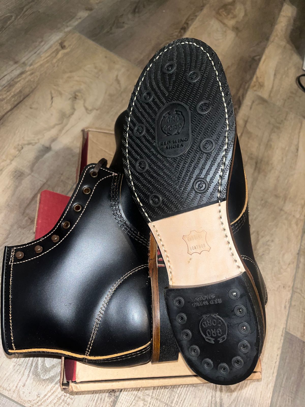 Photo by grimmnir2024 on October 9, 2024 of the Red Wing Beckman Flatbox in S.B. Foot Black Klondike.