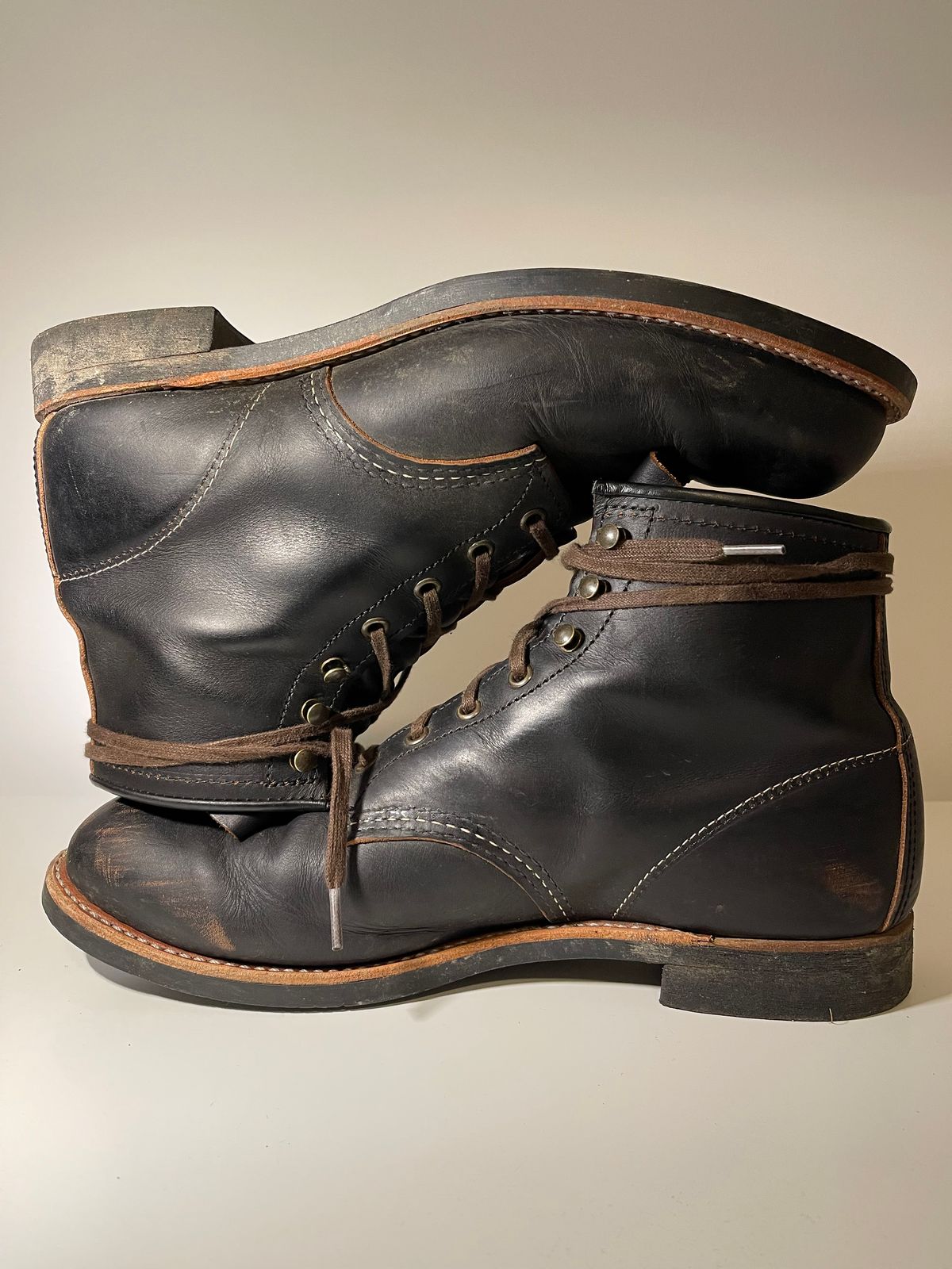 Photo by Jakob_Boots on November 5, 2025 of the Red Wing Blacksmith 3345 in S.B. Foot Black Prairie.