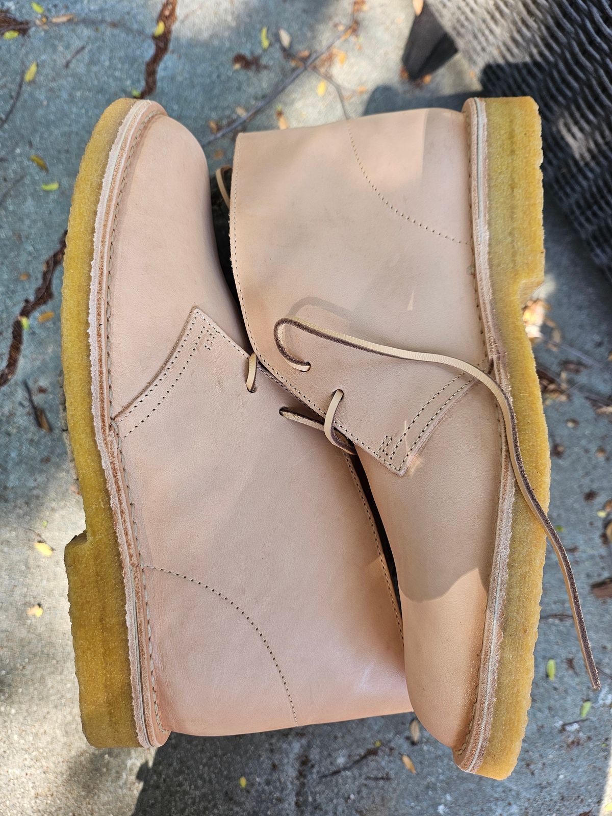 Photo by jackboot_jamstring on October 1, 2025 of the Clarks Desert Boot in Unknown Natural Veg Tan.