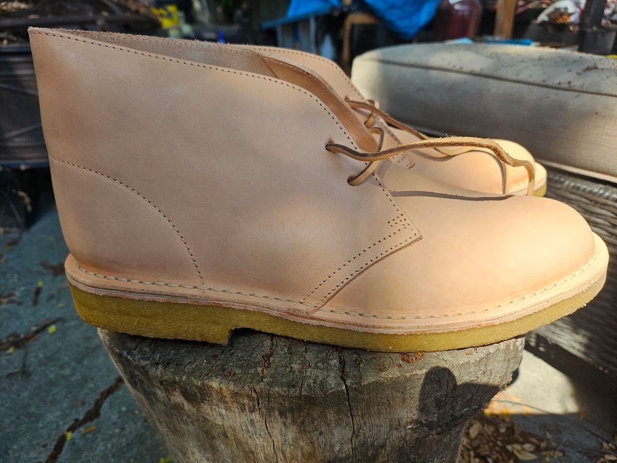Photo by jackboot_jamstring on October 1, 2025 of the Clarks Desert Boot in Unknown Natural Veg Tan.