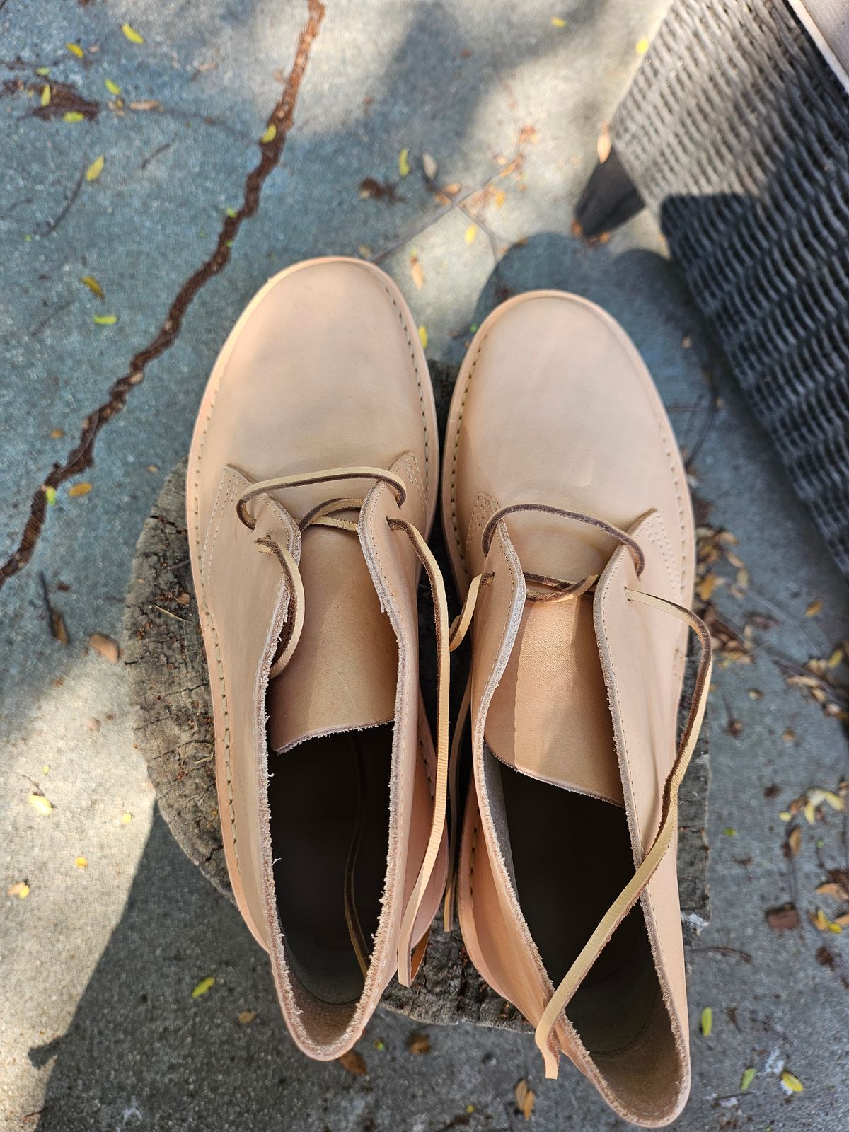 Photo by jackboot_jamstring on October 1, 2025 of the Clarks Desert Boot in Unknown Natural Veg Tan.
