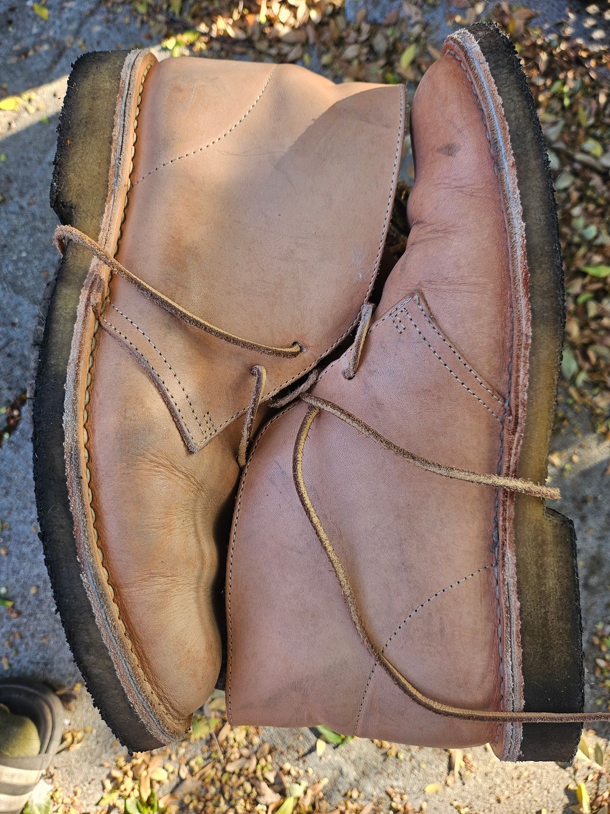 Photo by jackboot_jamstring on November 3, 2025 of the Clarks Desert Boot in Unknown Natural Veg Tan.